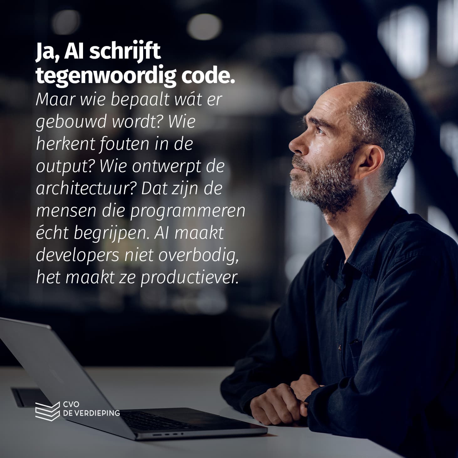 Ja, AI schrijft tegenwoordig code. Maar wie bepaalt wát er gebouwd wordt? Wie herkent fouten in de output? Wie ontwerpt de architectuur? Dat zijn de mensen die programmeren écht begrijpen. AI maakt developers niet overbodig — het maakt ze productiever.