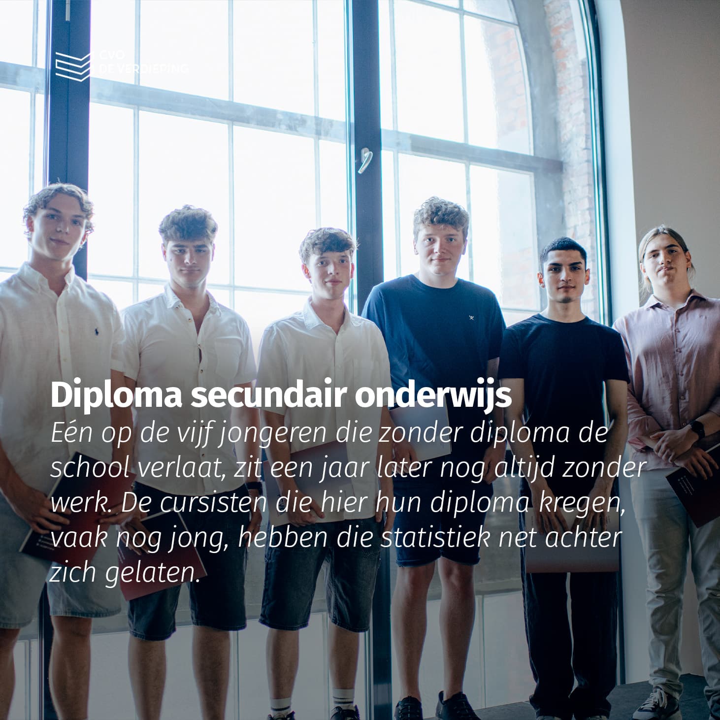 Eén op de vijf jongeren die zonder diploma de school verlaat, zit een jaar later nog altijd zonder werk. De cursisten die hier hun diploma kregen, vaak nog jong, hebben die statistiek net achter zich gelaten.